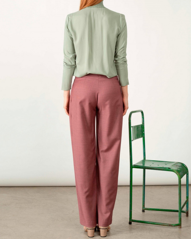 PANTALÓN PLIEGUES OBLICUOS ROSA