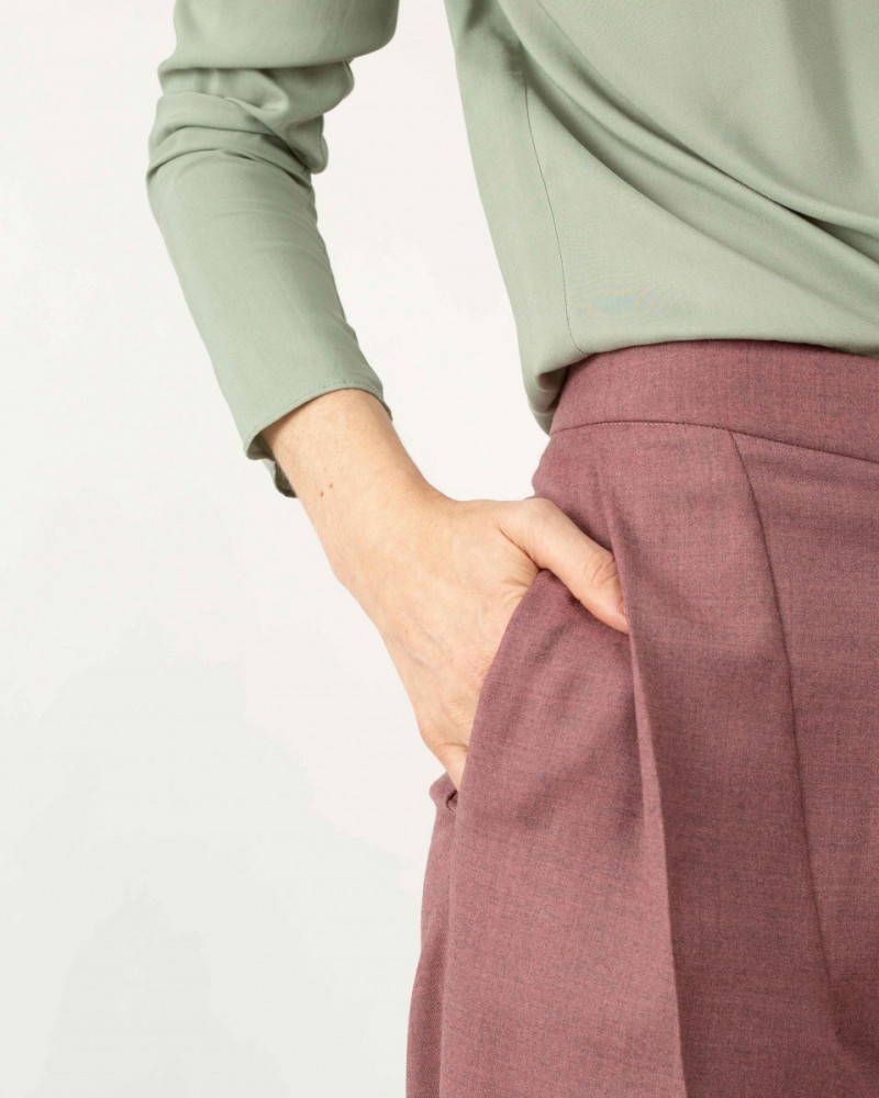 PANTALÓN PLIEGUES OBLICUOS ROSA